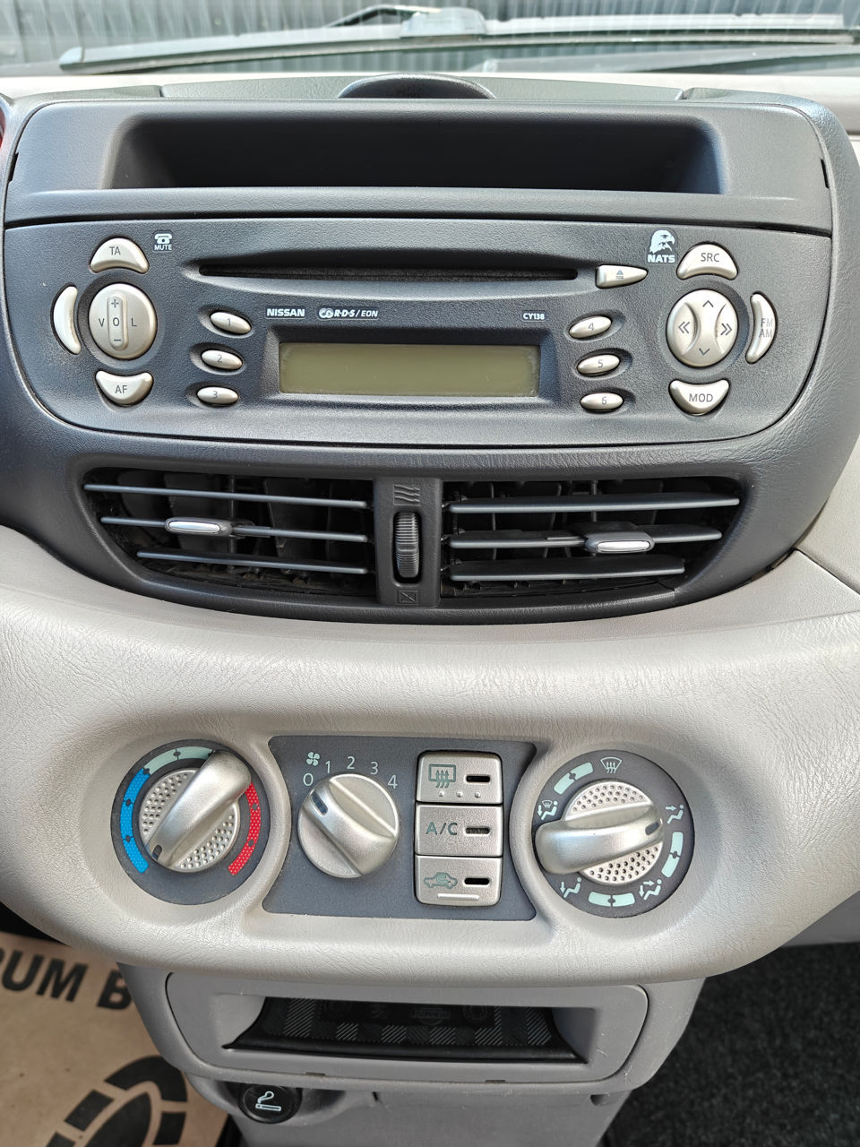 Nissan Almera Tino foto 12