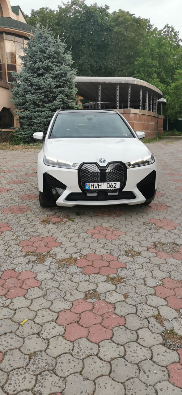 BMW iX foto 0