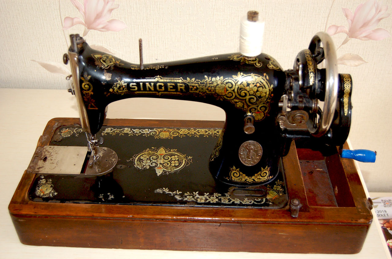 Сколько стоят старинные машинки. Швейная машинка Зингер 30-х. Швейная машинка Singer Зингер. Швейная машинка Zinger 1960. Швейная машинка Зингер 20 век.