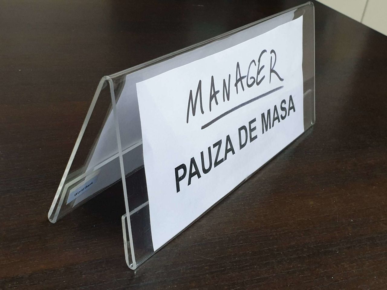 табличка на стол с именем на конференцию