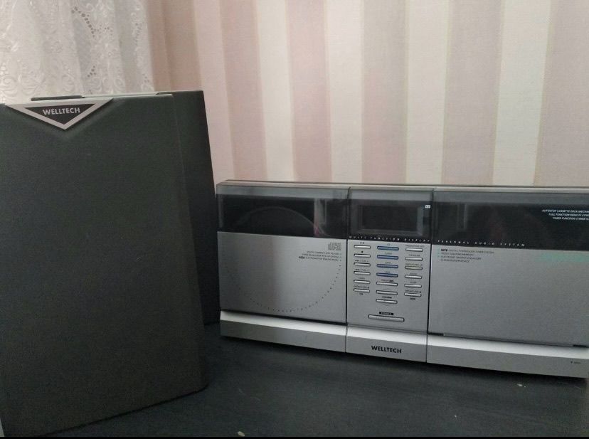 Продам магнитофон с колонками (радио+касеты+диски)