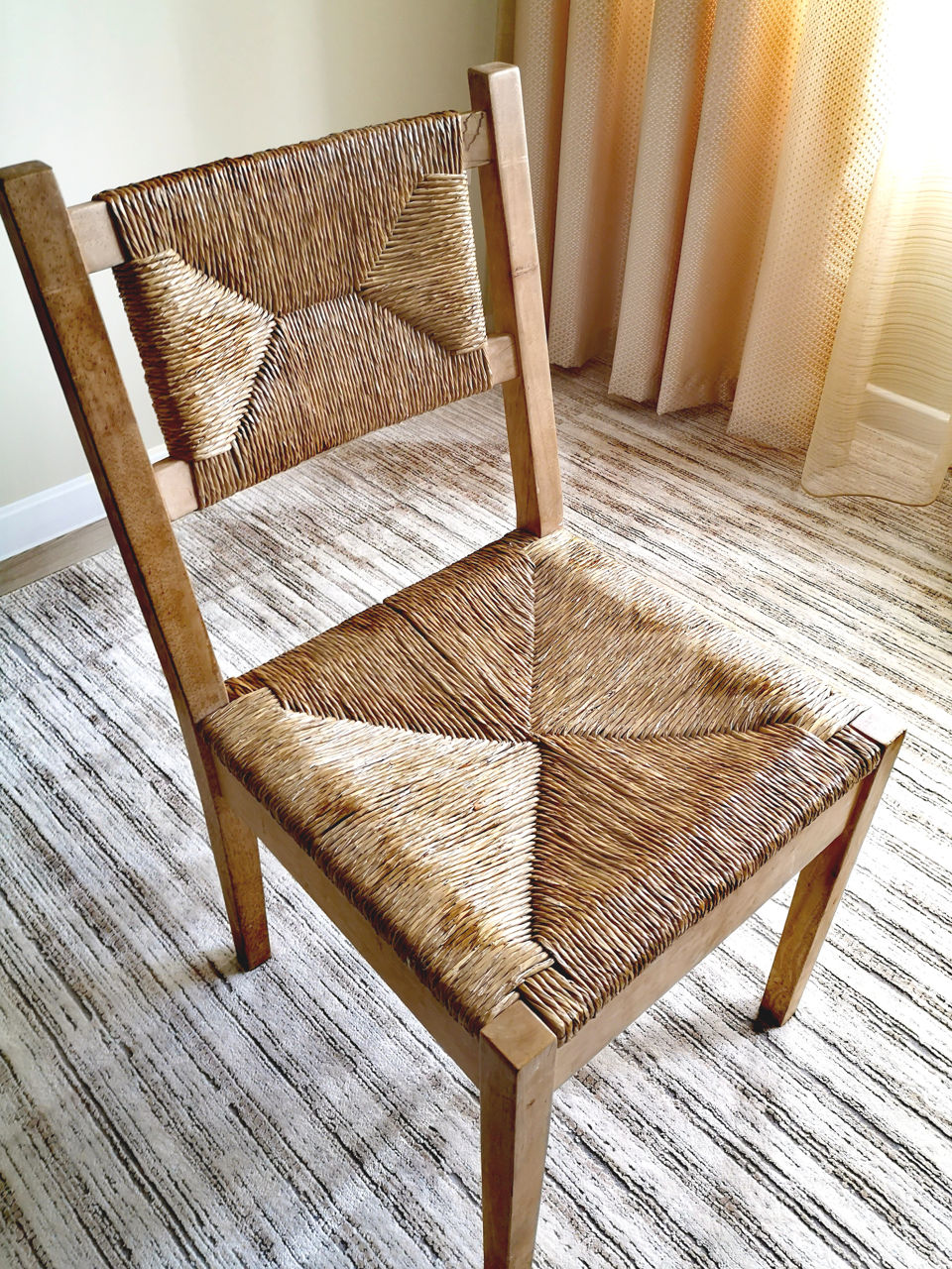 Деревянные плетенные стулья