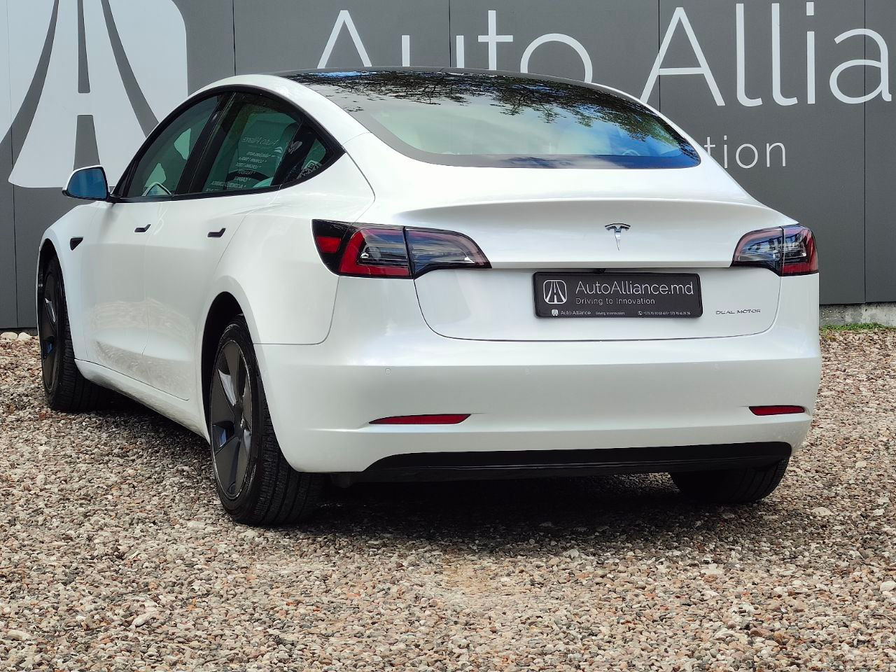 Tesla Model 3 фото 3