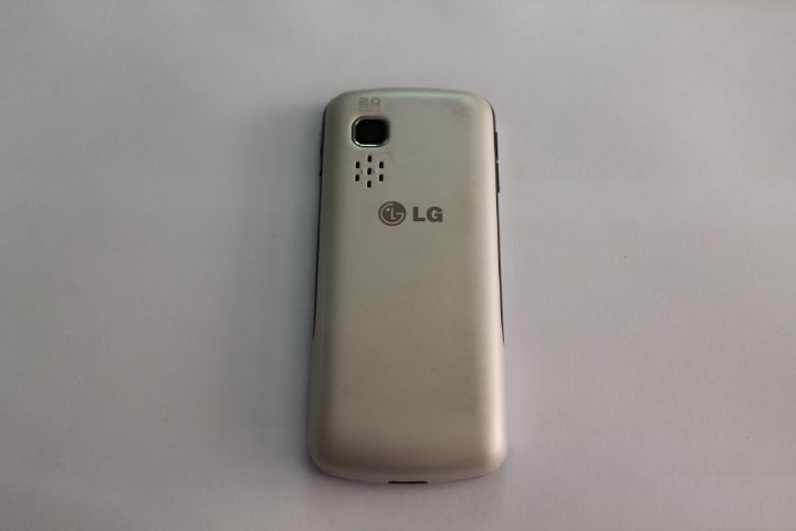 Кнопочный телефон LG 2-Sim с зарядкой foto 4