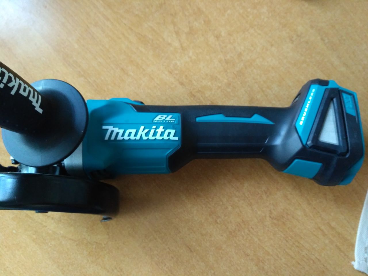 Makita DGA504 новая