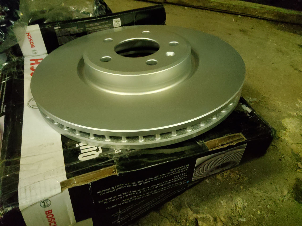 Тормозные диски Bosch QuietCast задние и передние 8R0615301, 8k0615601b