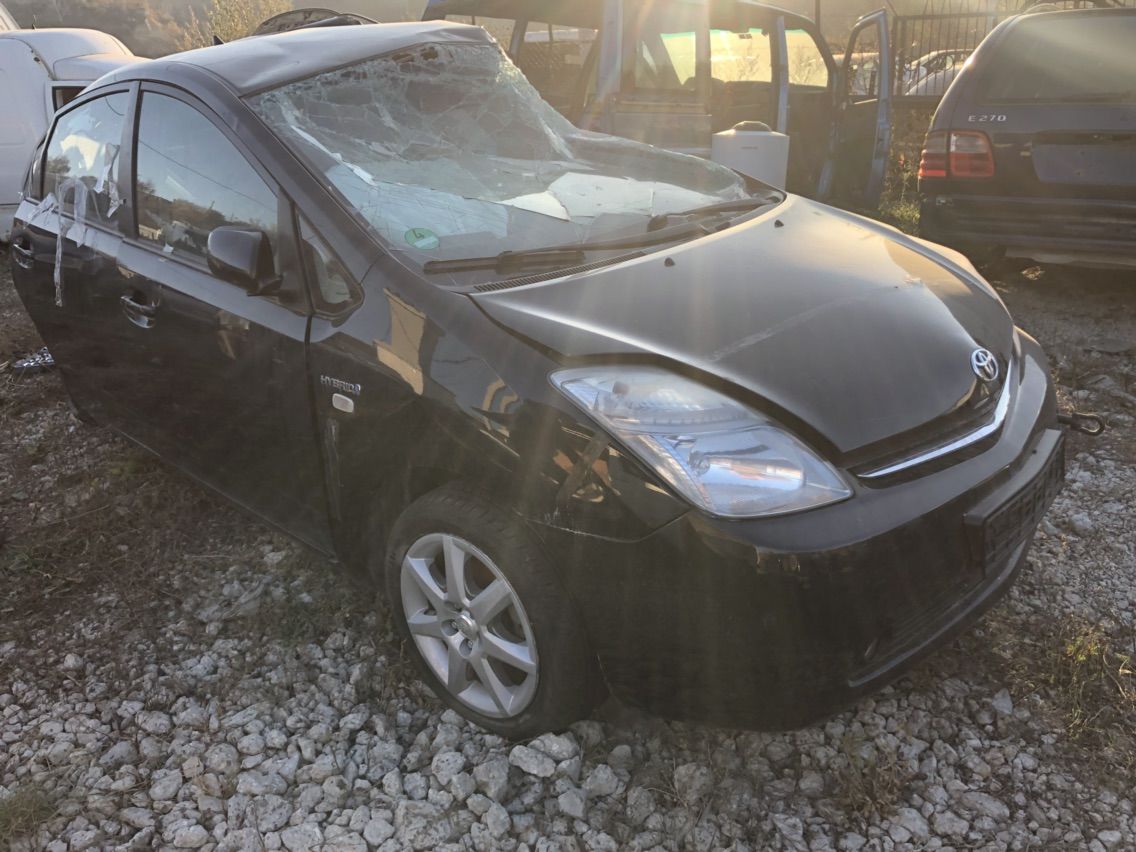 Masina se desface la piese toyota prius foto 3