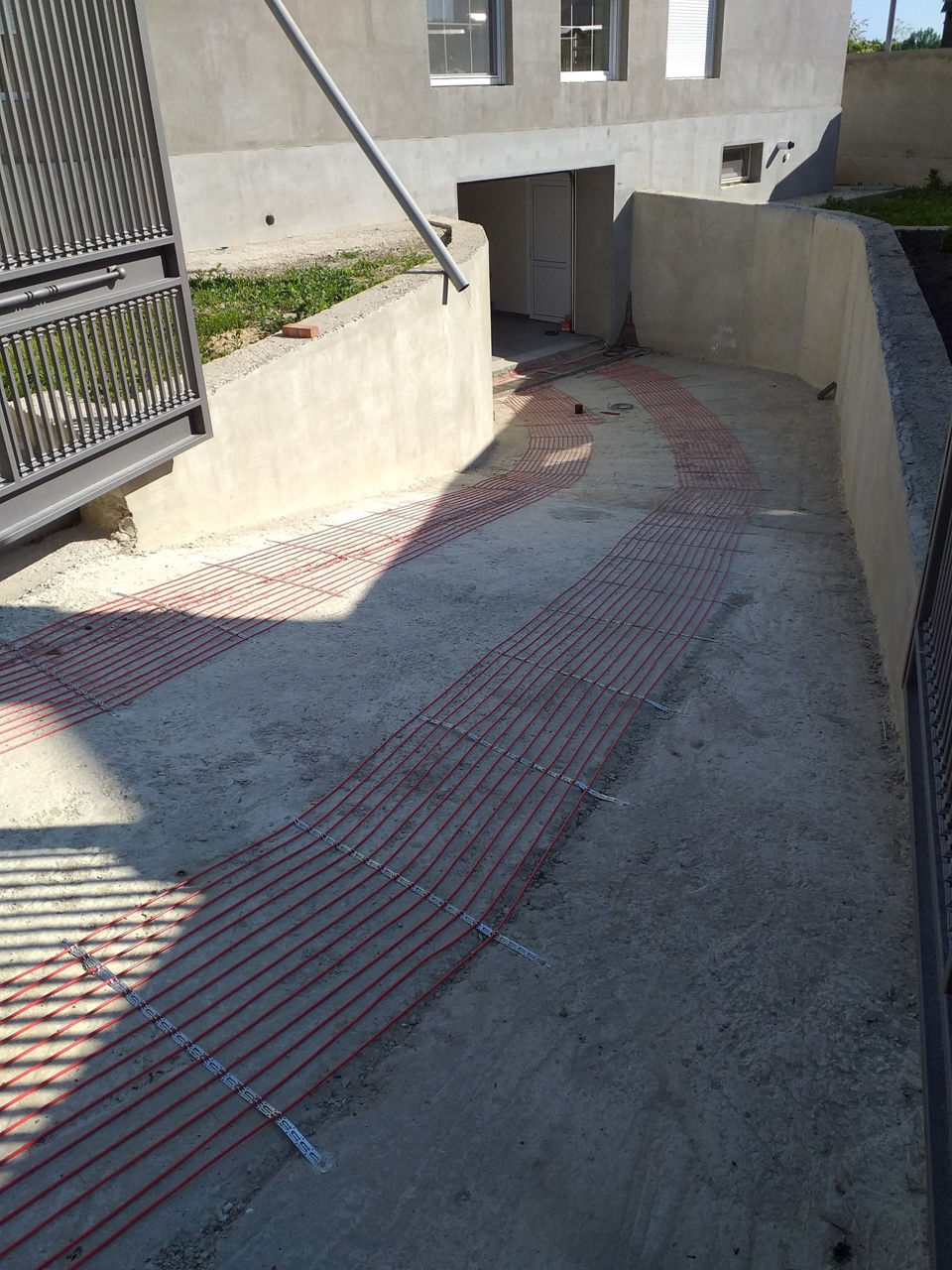 Sistem topirea zăpezii (degivrare) — Tepte, rampe, alei. Instalare. 20 ani garanție. Importator foto 3