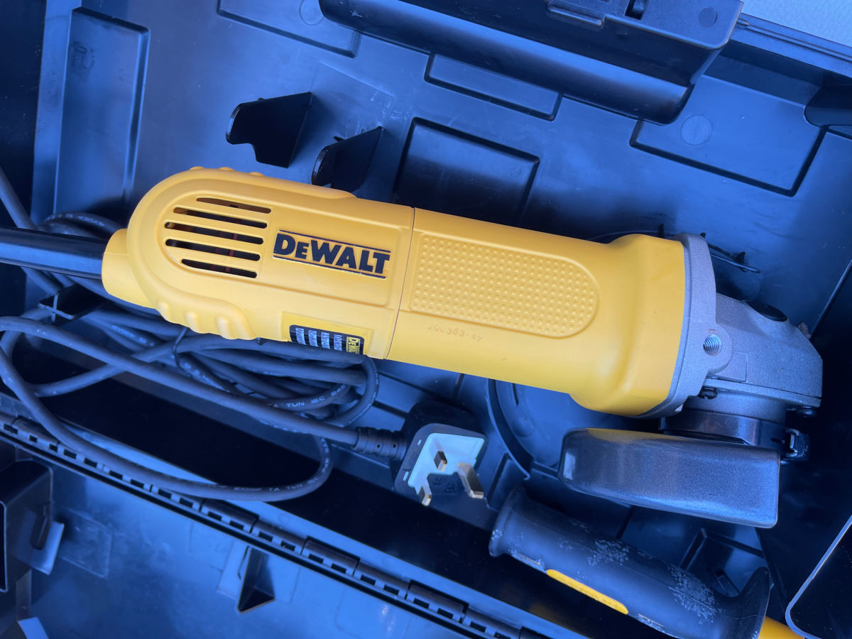 DeWalt D28128 115 mm 900w болгарка маленькая. фото 3