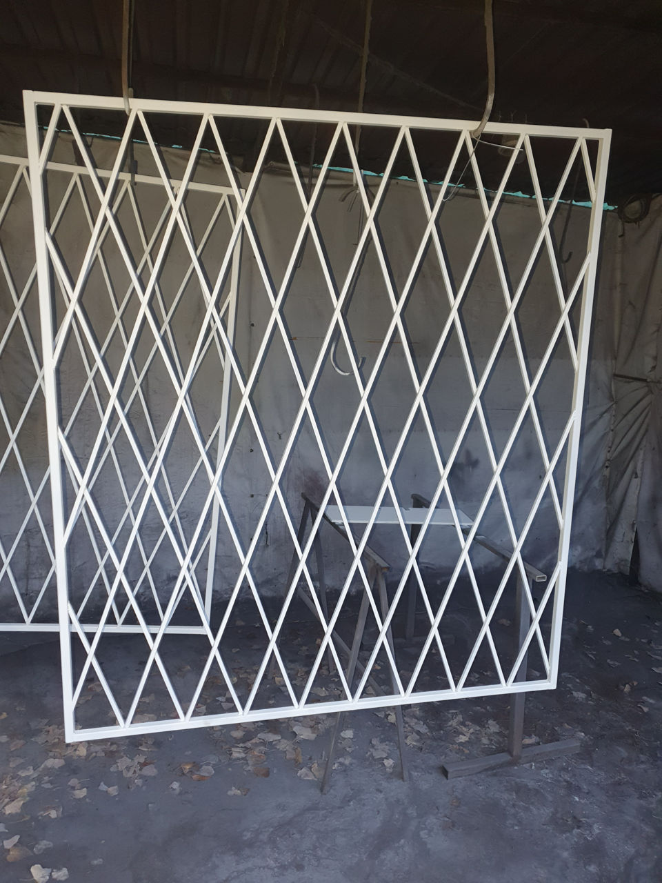 Сварные решетки на окна – это один из самых доступных и эффективных ...