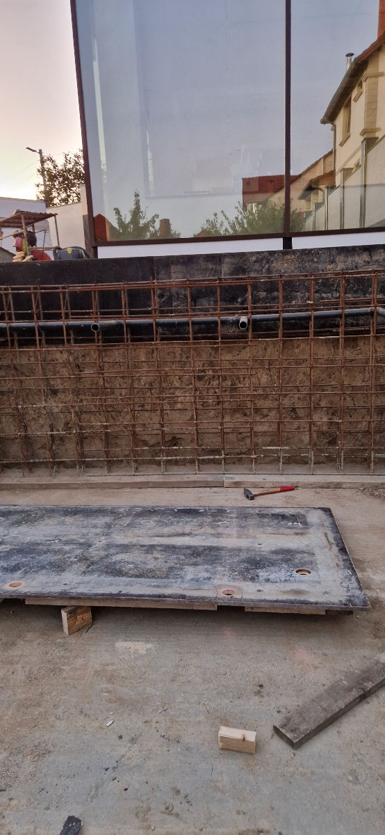 Construim piscine. Brigada de constructori. foto 0