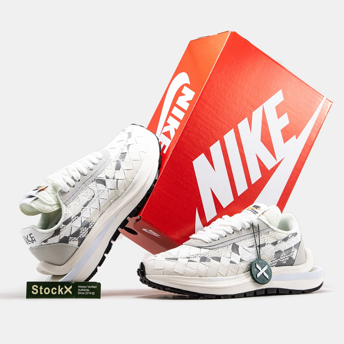 Nike Sacai VaporWaffle White x Jean Paul Gaultier foto 3