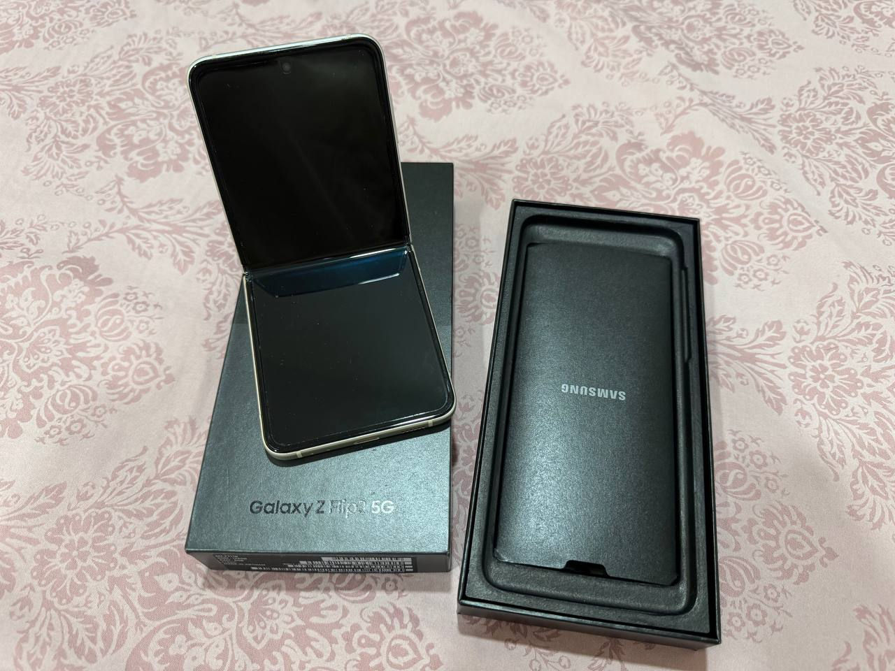 Samsung Galaxy Z Flip3 5G 8Gb/128Gb Cream foto 1