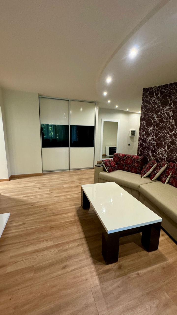 Apartament cu 2 camere, 78 m², Centru, Chișinău foto 1