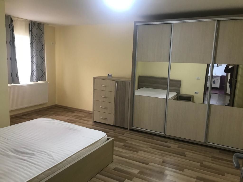 Dau in chirie apartament cu o odaie pentru o familie sau fete,daca sint educati primesc si baieti. foto 0