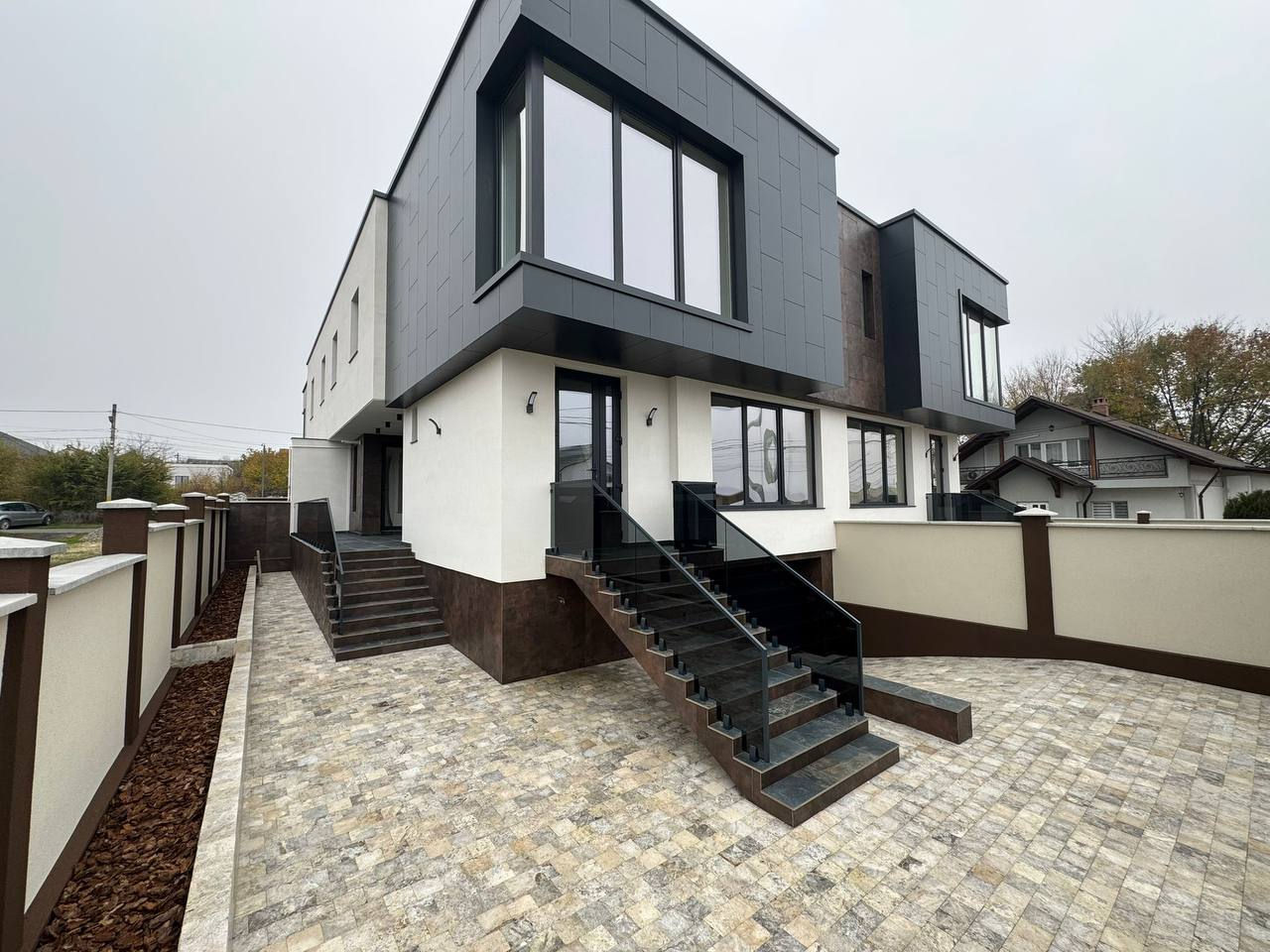 Casă spre vânzare cu 3 camere, 224 m2 în Suburbie, Ciorescu