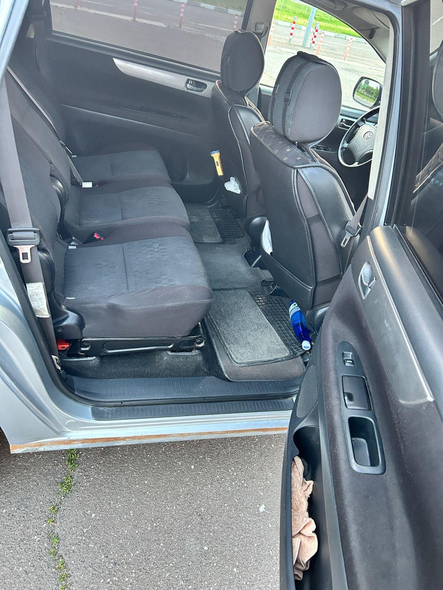 Toyota Avensis Verso foto 7