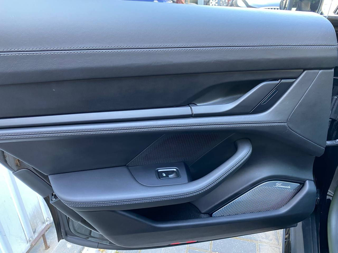 Porsche Taycan foto 16
