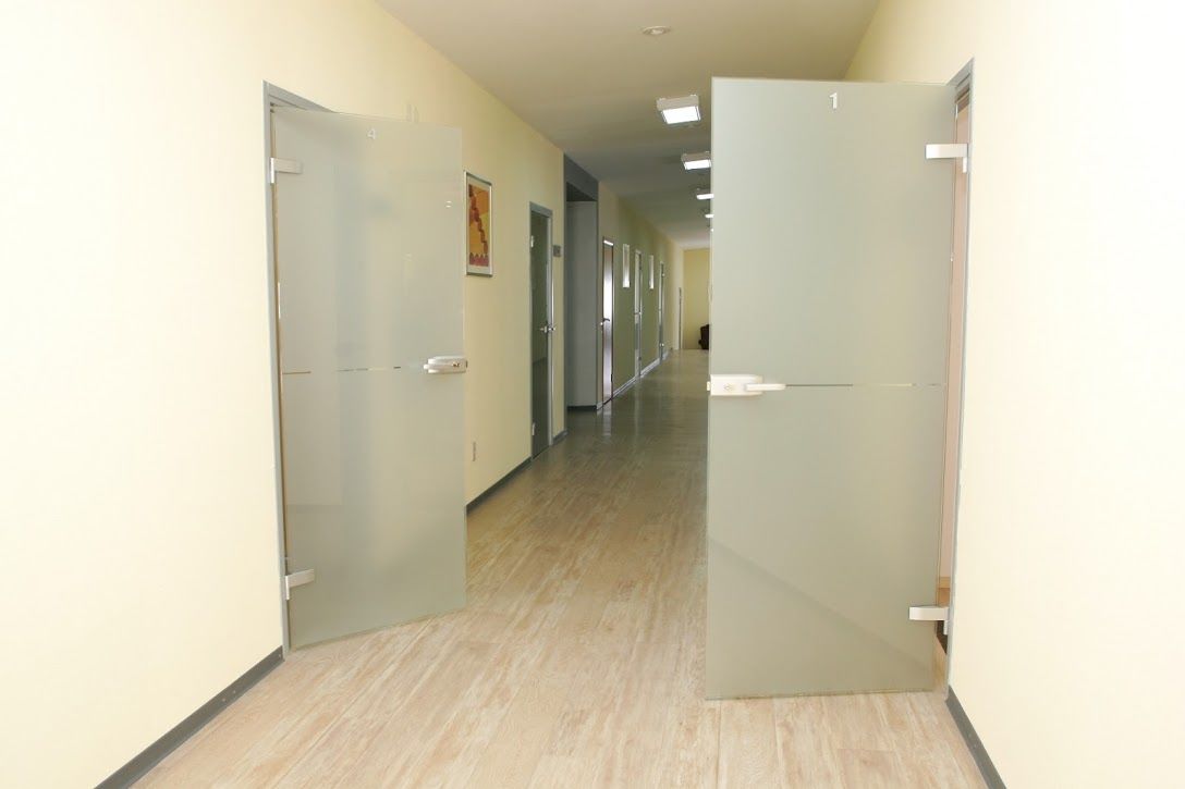 Цельностеклянные перегородки,витрины и двери. Под заказ. foto 3