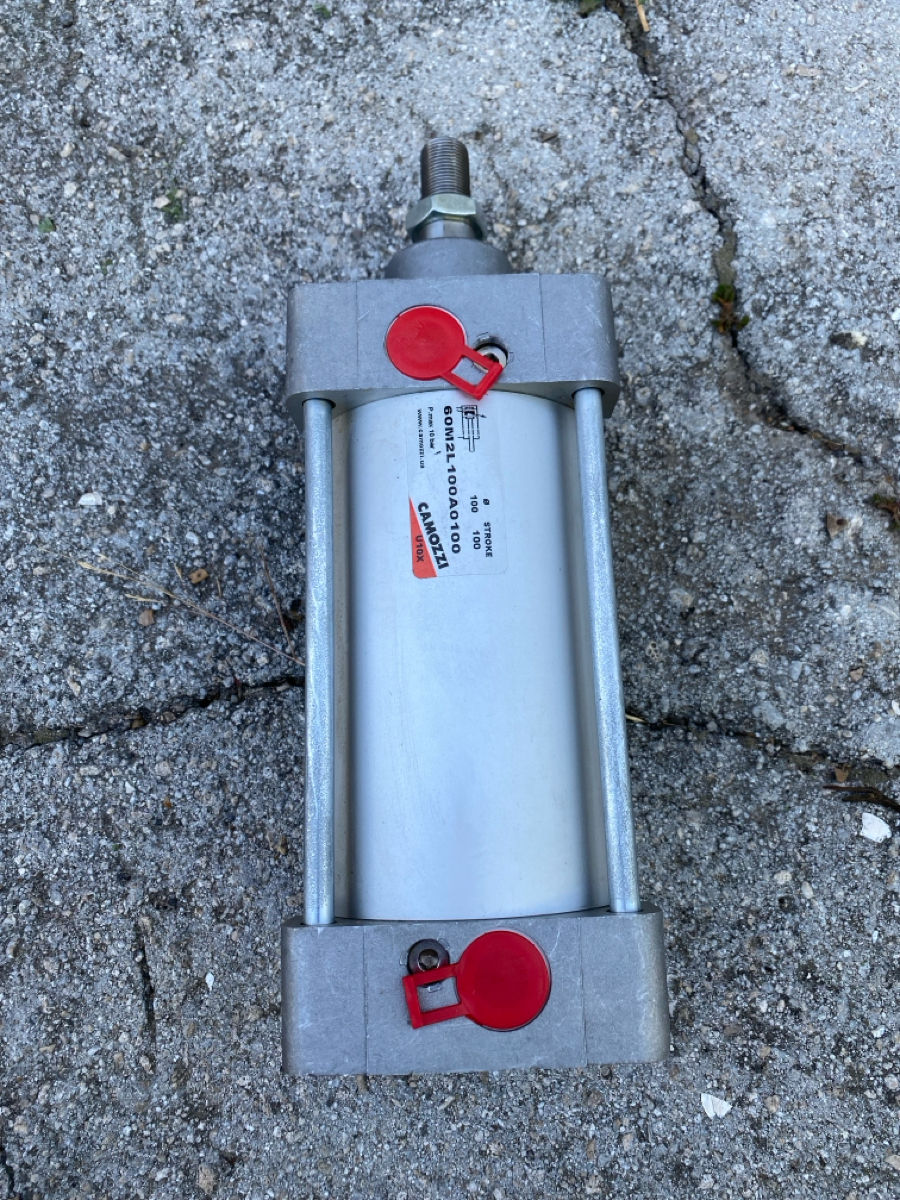 De vânzare cilindru pneumatic Camozzi 60M2L100A100 foto 0