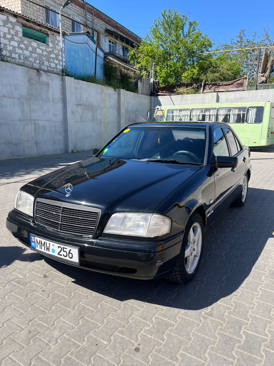 Mercedes C-Class foto 1