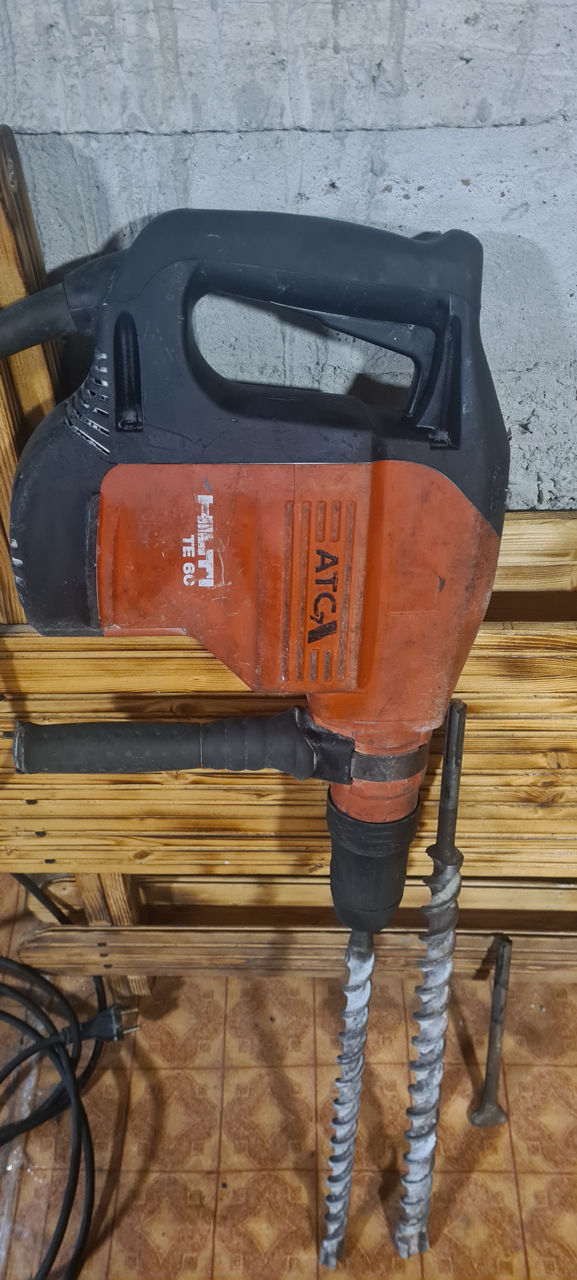 Vind perforatot + demolator Hilti TE60 in stare idiala, are in set  2 bururi (25mm/ 32 mm) lungime d foto 0