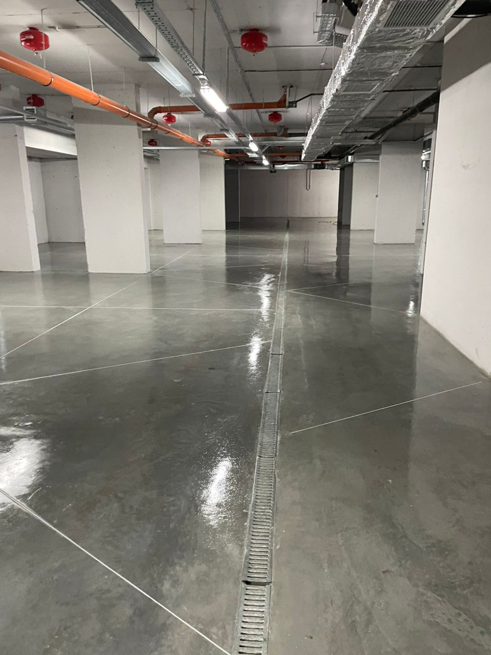 Se vinde parcarea subterană nr.2 la preț de 25 000 euro, str. Alba Iulia 23/6 foto 1