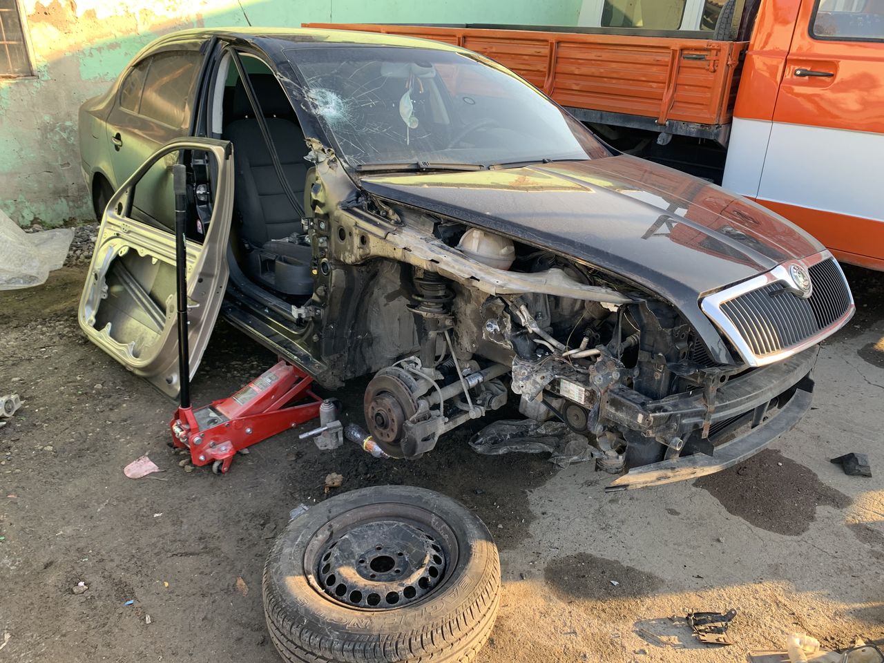 Vopsire auto in camera noua рихтовка покраска можно по перечислению с НДС foto 11