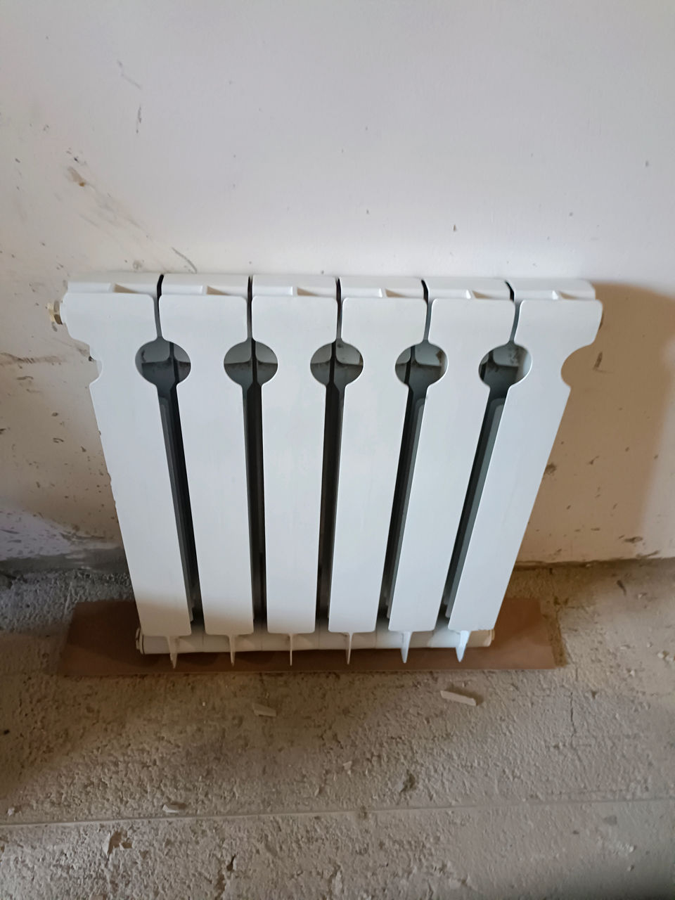 Радиатор биметал один.Radiator Bimetal, un exempmplar 80 lei/sectia фото 1