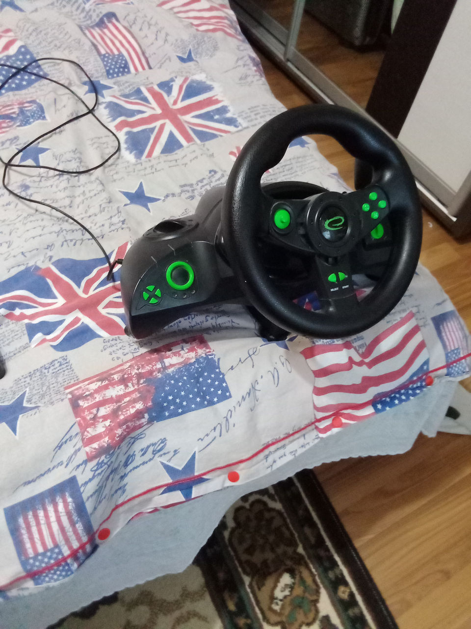 Продаю хороший игровой руль для ПК или ноутбука