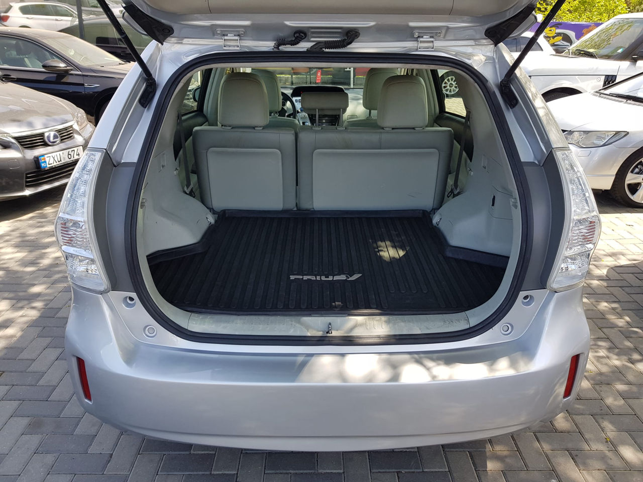 Toyota Prius v foto 6