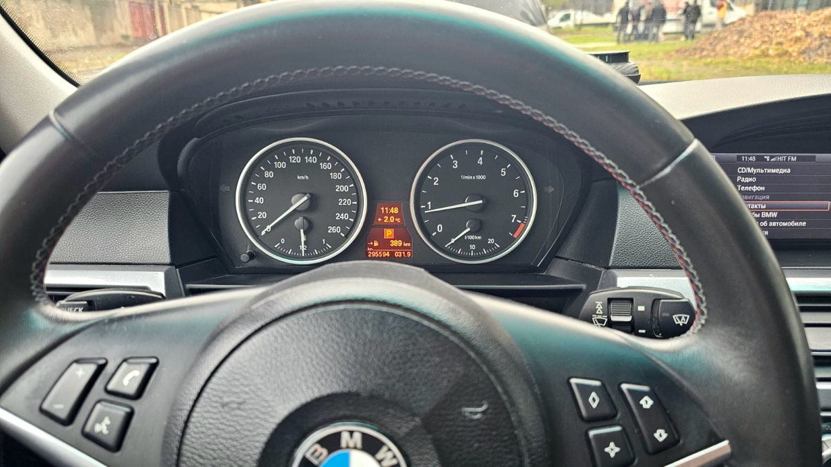 BMW 5 Series фото 9