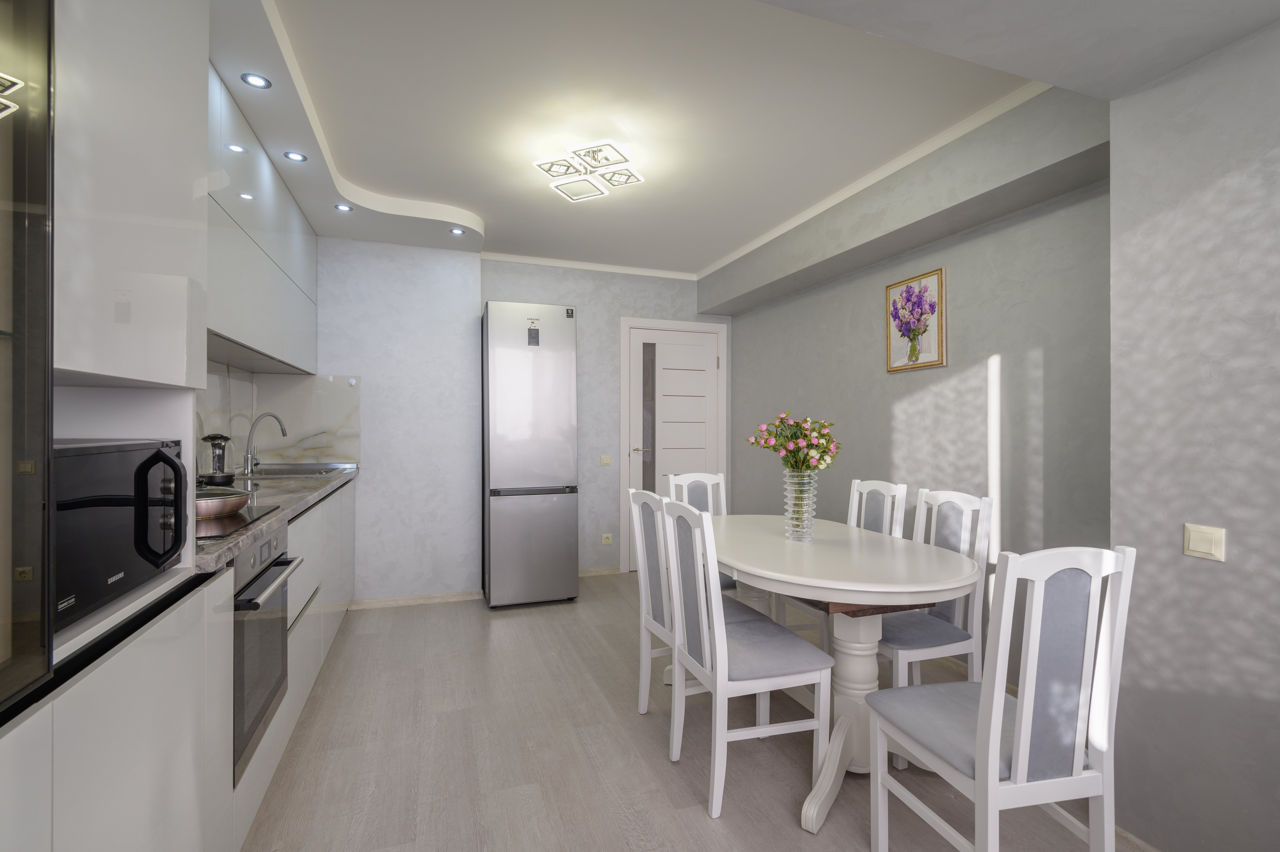 Bucătărie modernă alb lucioasă marca Rimobel foto 2