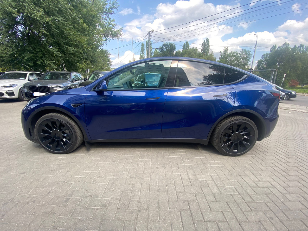 Tesla Model Y foto 1