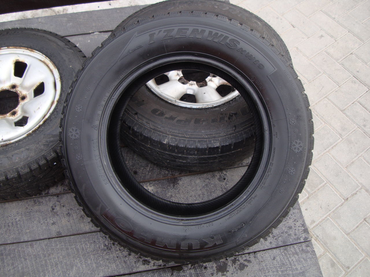 Vând 4 anvelope Kumho 235/65 R17.