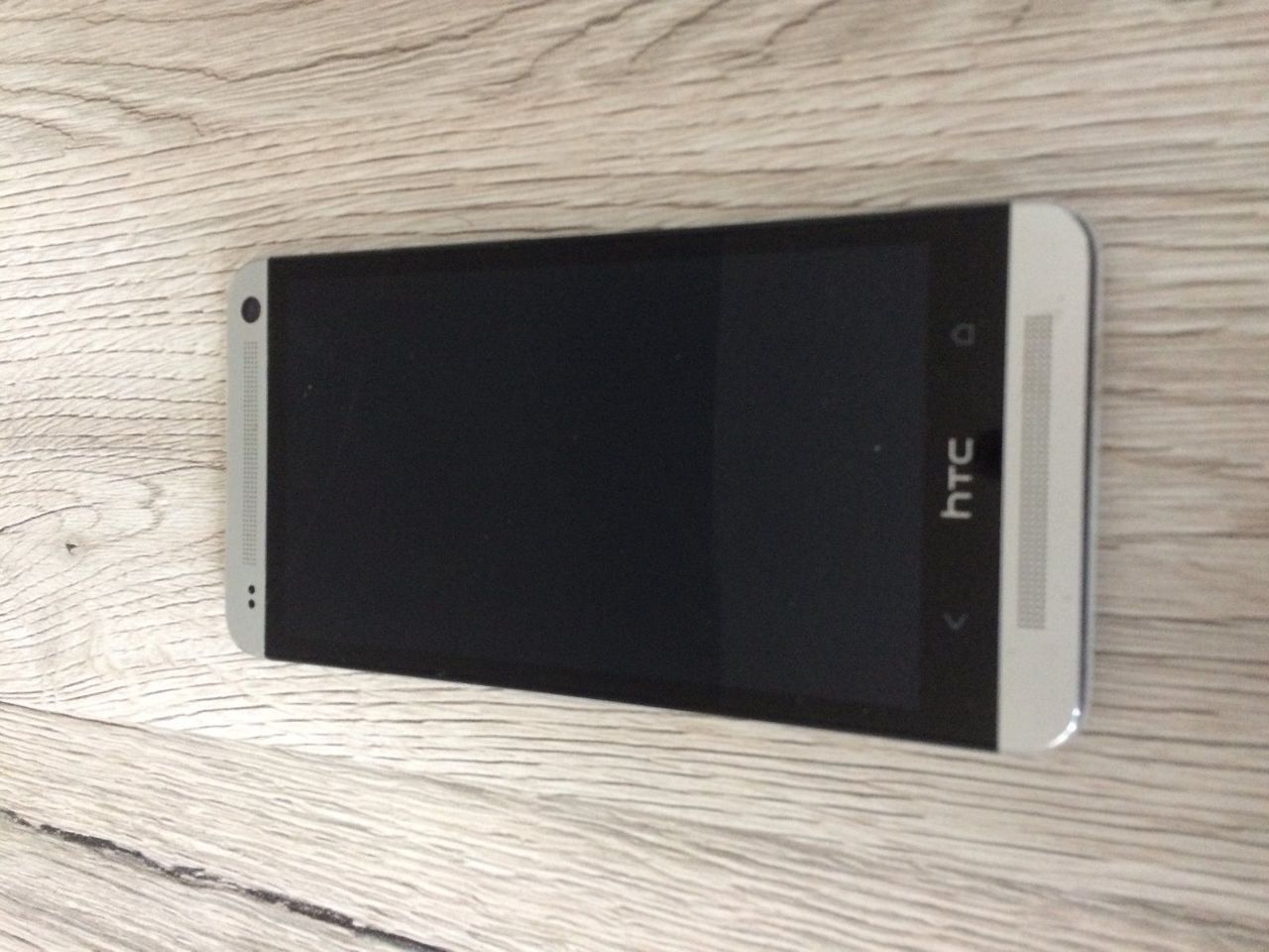 Продам телефон HTC One M7 - 32GB с дефектами.