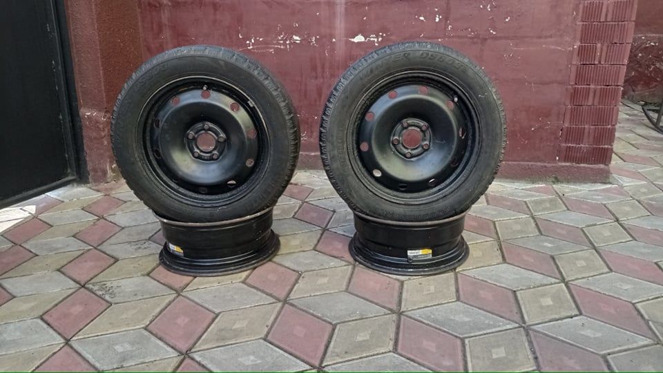 Продаю 4 диска с 2 шинами R16 от Renault