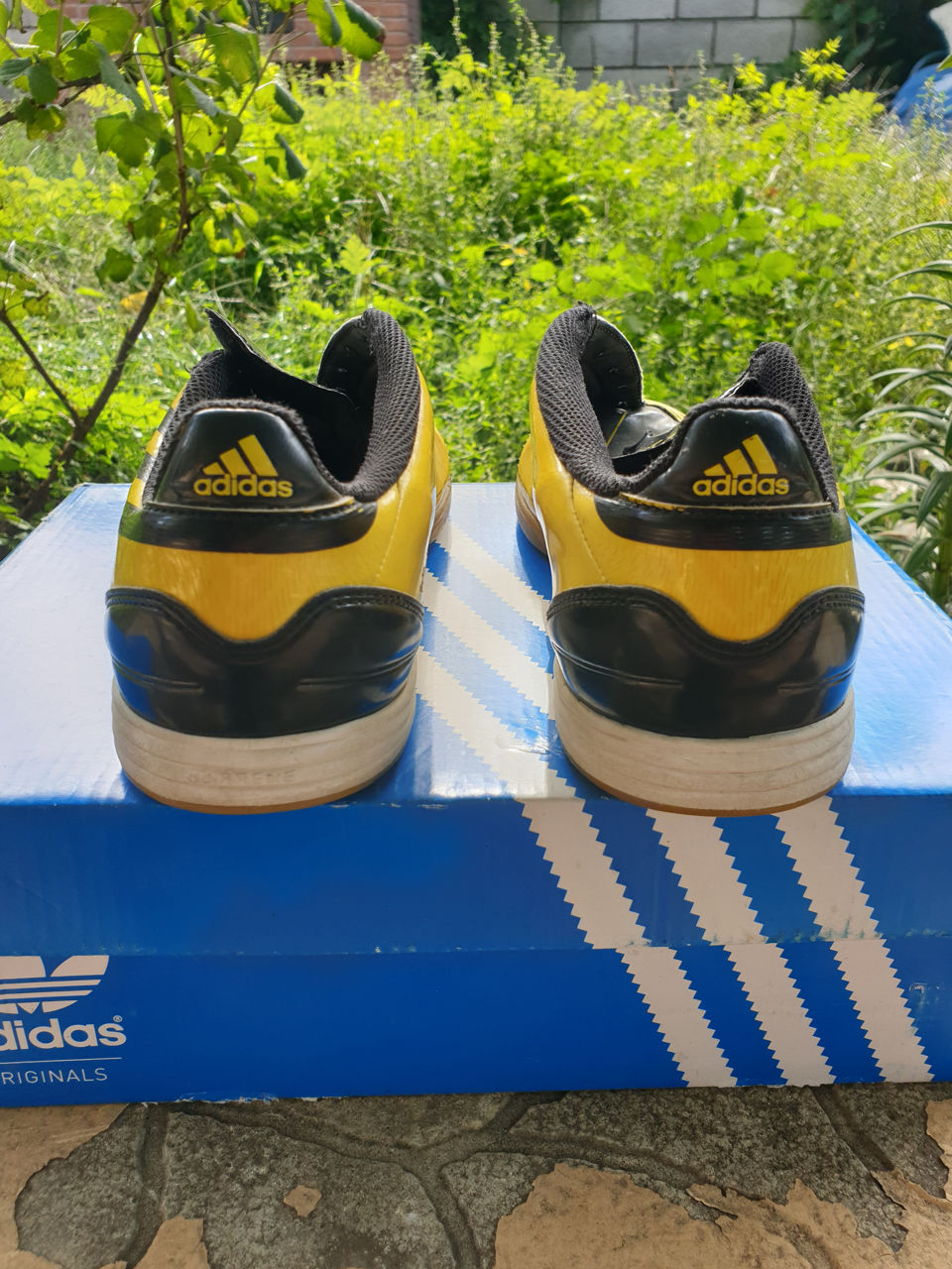 Vind bampuri Adidas marimea 38,5 la fel bampuri Naik piele marimea 33. foto 1