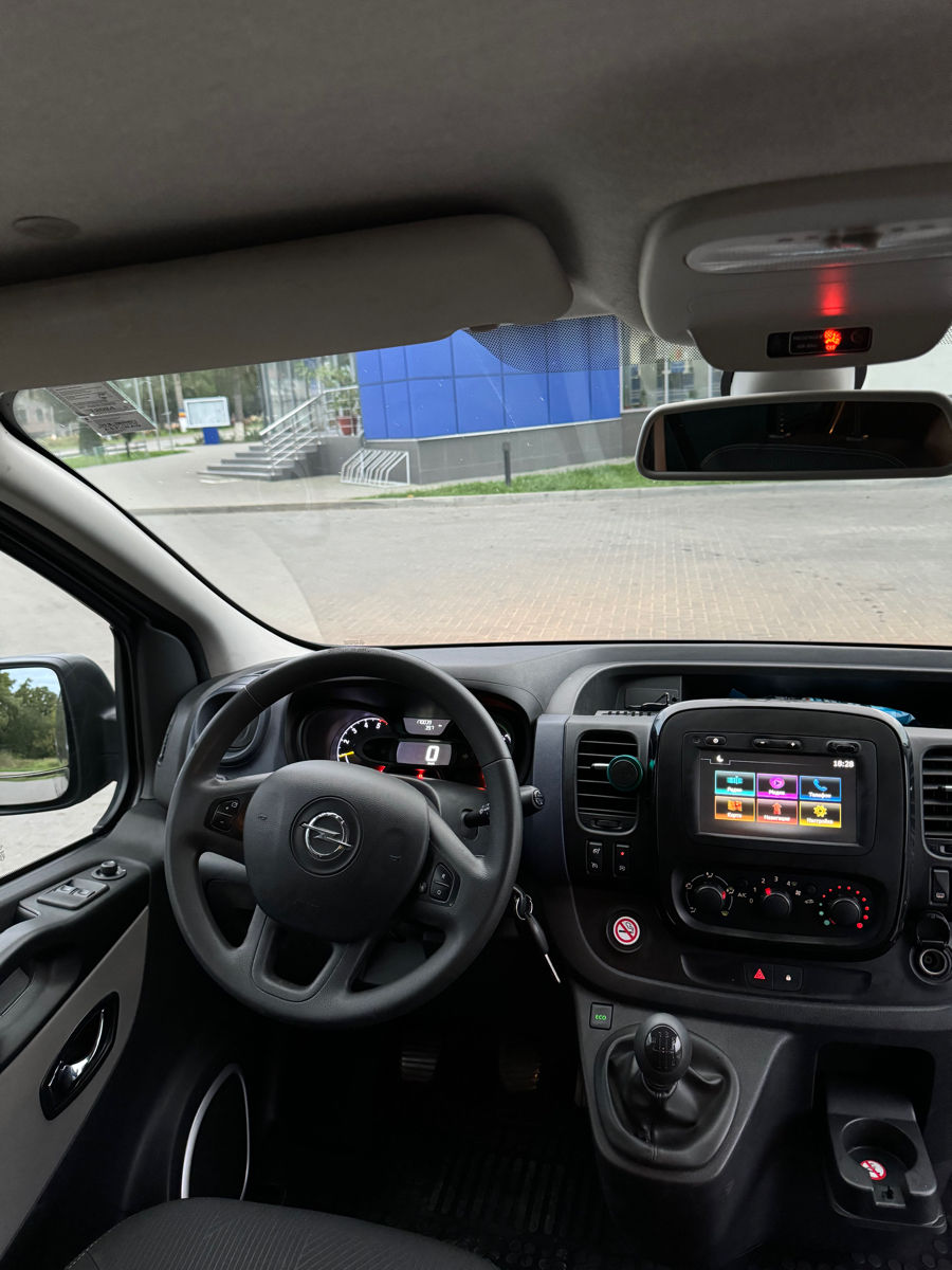 Opel Vivaro фото 8