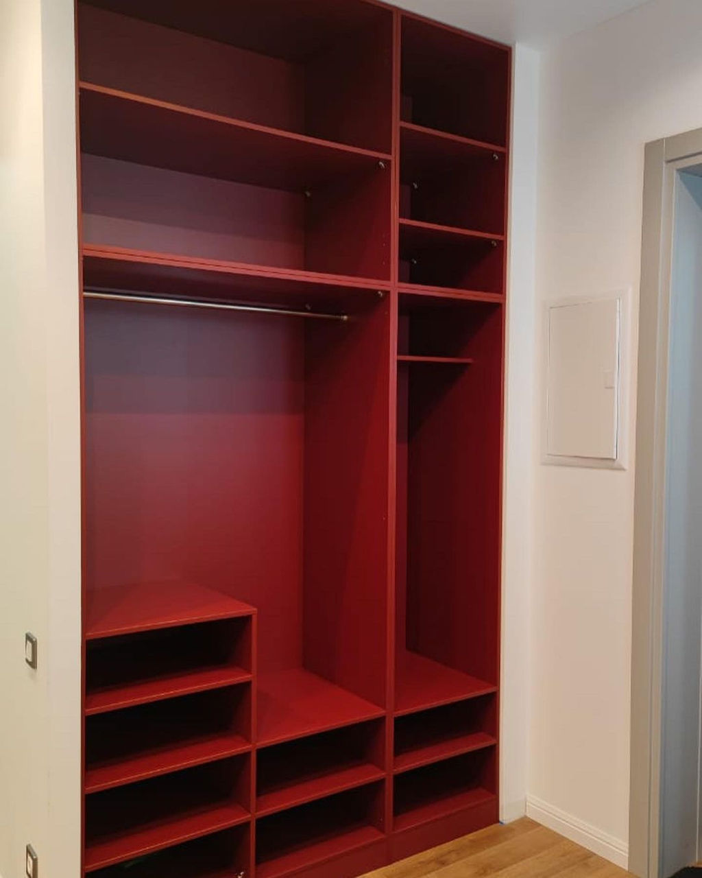Fronturi lamelare – transformă-ți livingul cu lemn viu foto 10