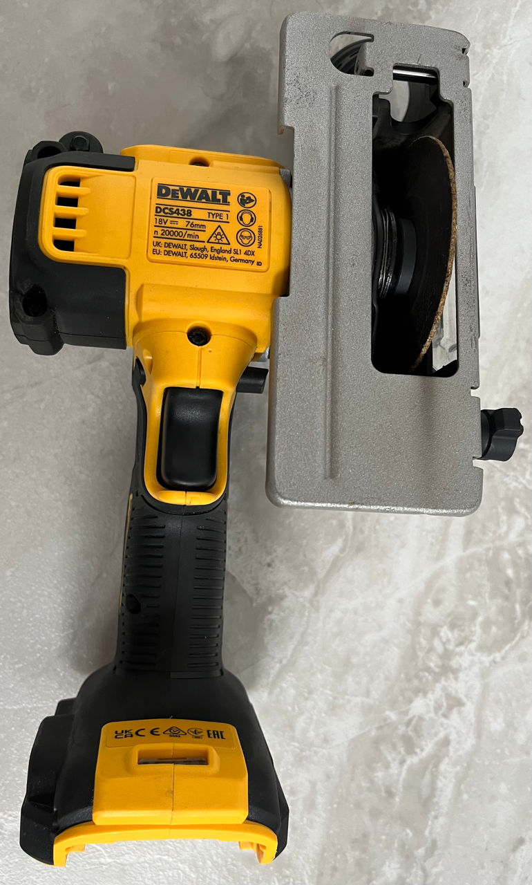 Аккумуляторная мини болгарка DeWALT DCS 438N