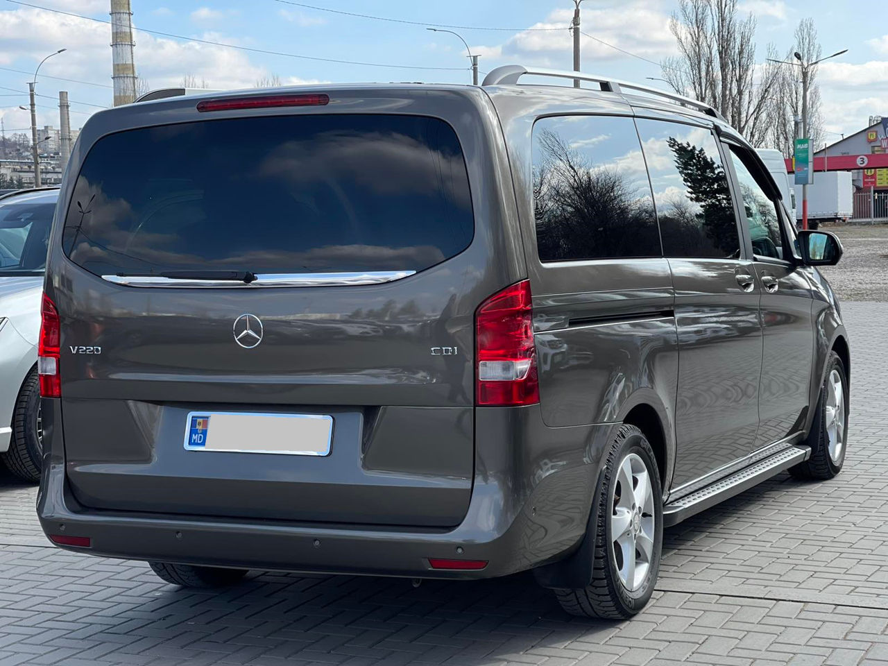 Mercedes V220