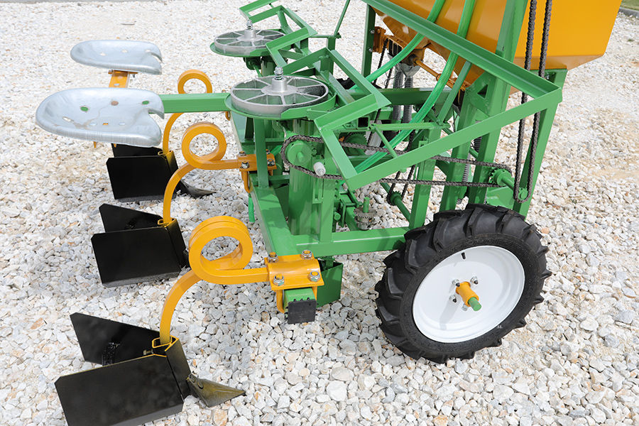 Se vinde mașină de plantat cartofi cu 2 rânduri si distribuitor de îngrășământe foto 13