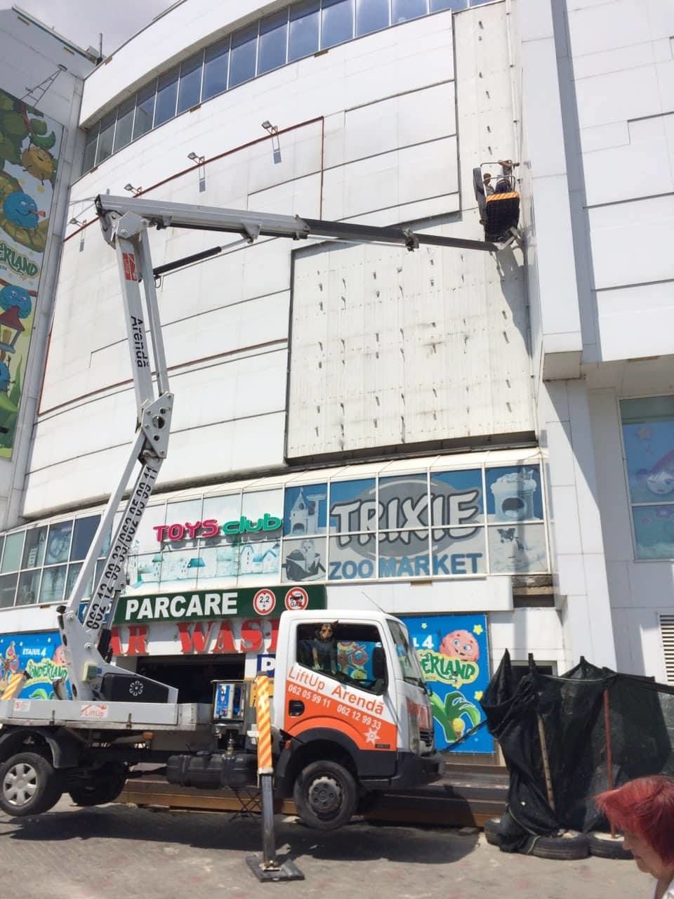 Spălarea geamurilor, vitrine, fațade, bonduri. Instalare banere -servicii Autoturn. foto 6