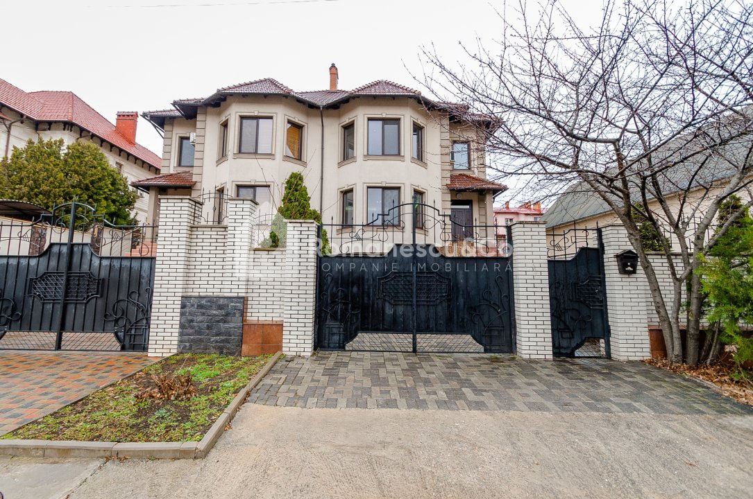 Se vinde jumătate de duplex, str-la 1 Balcani, Buiucani, mun. Chișinău.