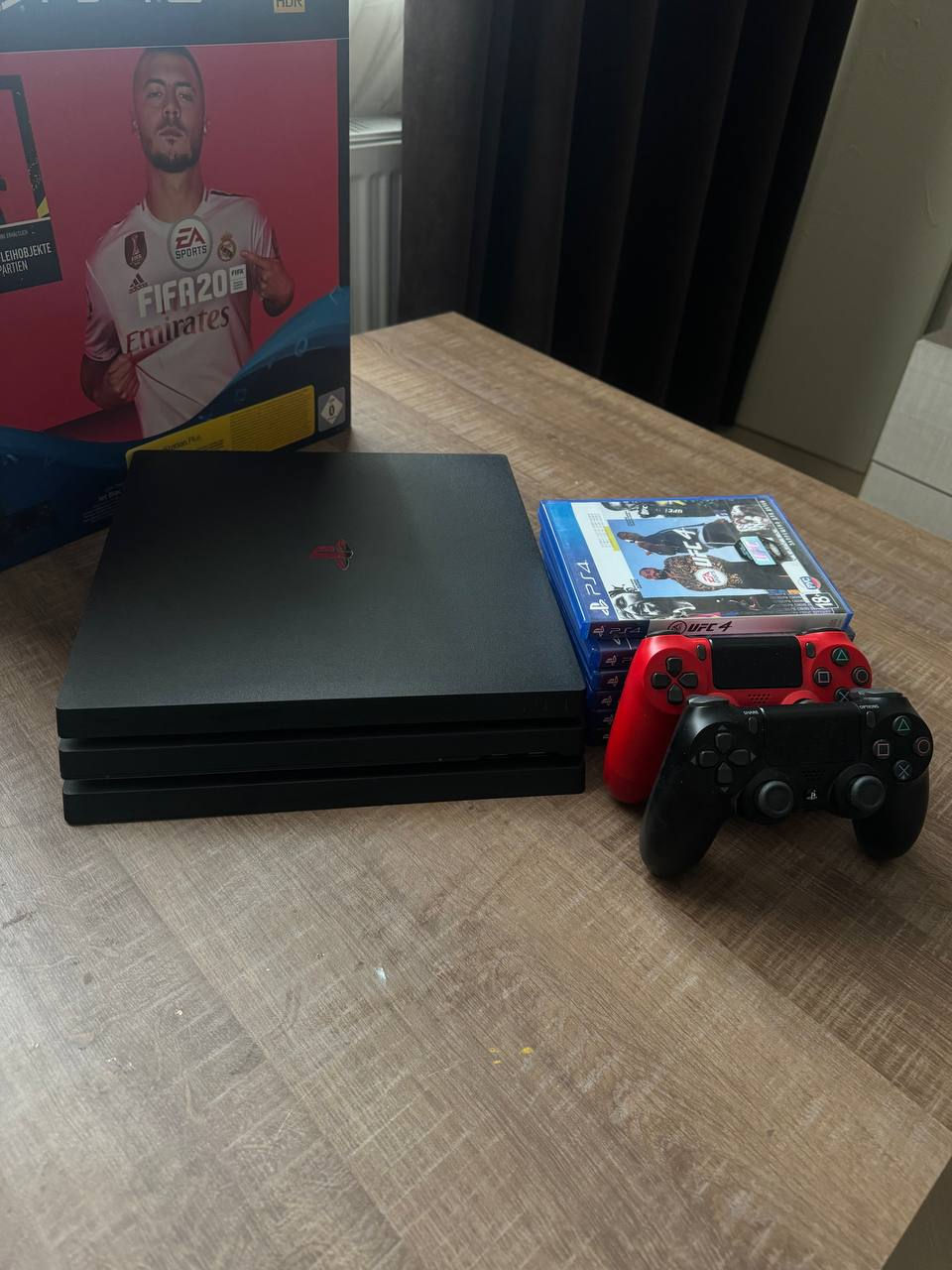 Vand PS4 PRO 1TB stare practic noua  foto 1