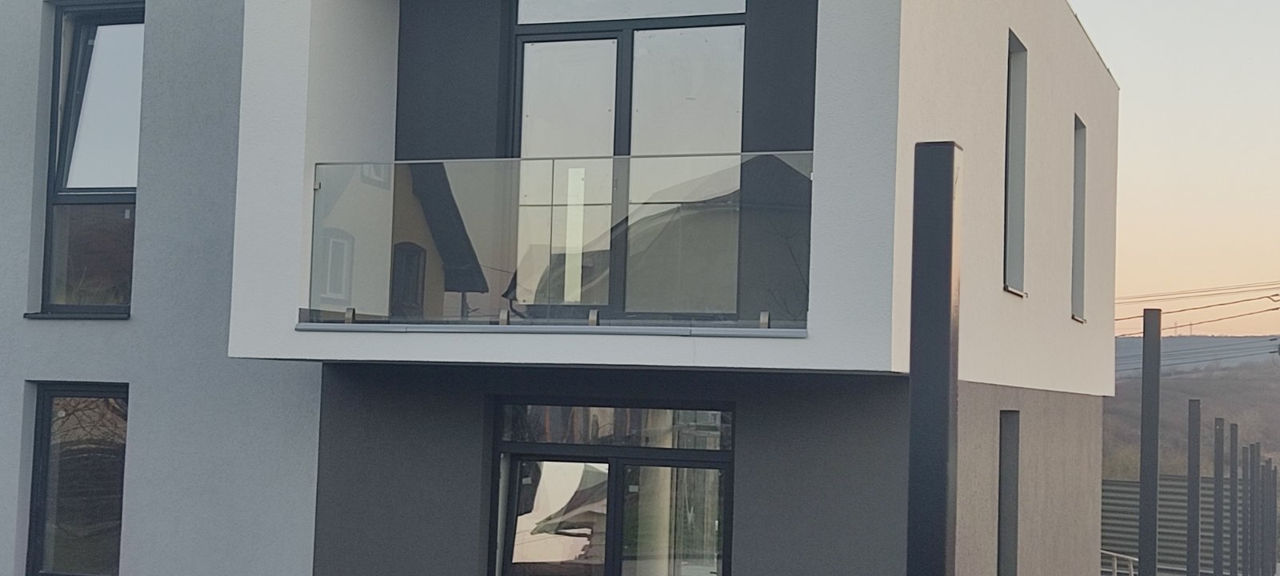 Balustrade din sticlă călită pe exterior după dimensiunile necesare foto 0