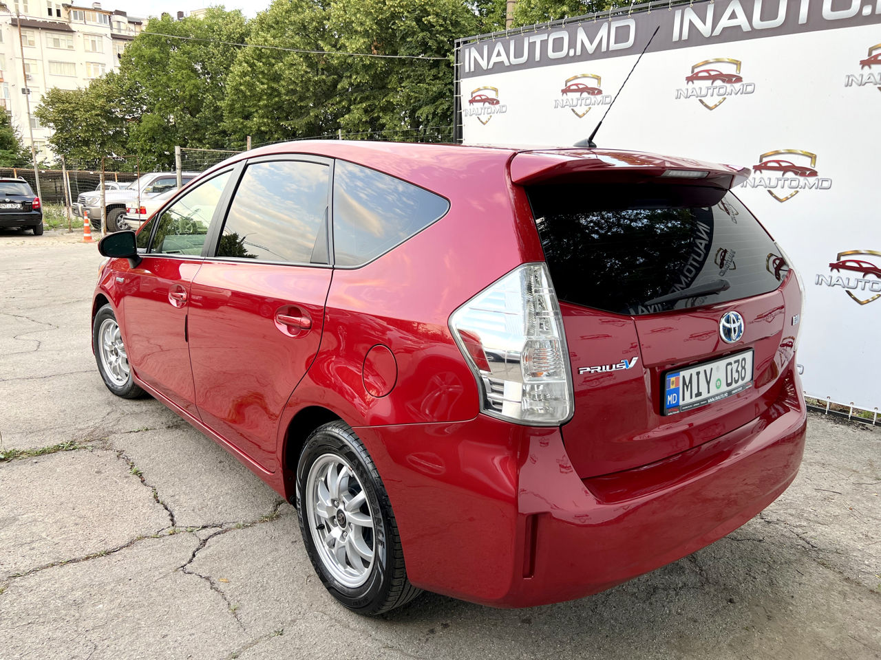 Toyota Prius v foto 3