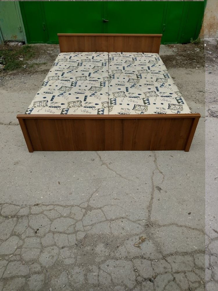 Кровать в хорошем состоянии (Ширина-1.60,Длина 2-00)