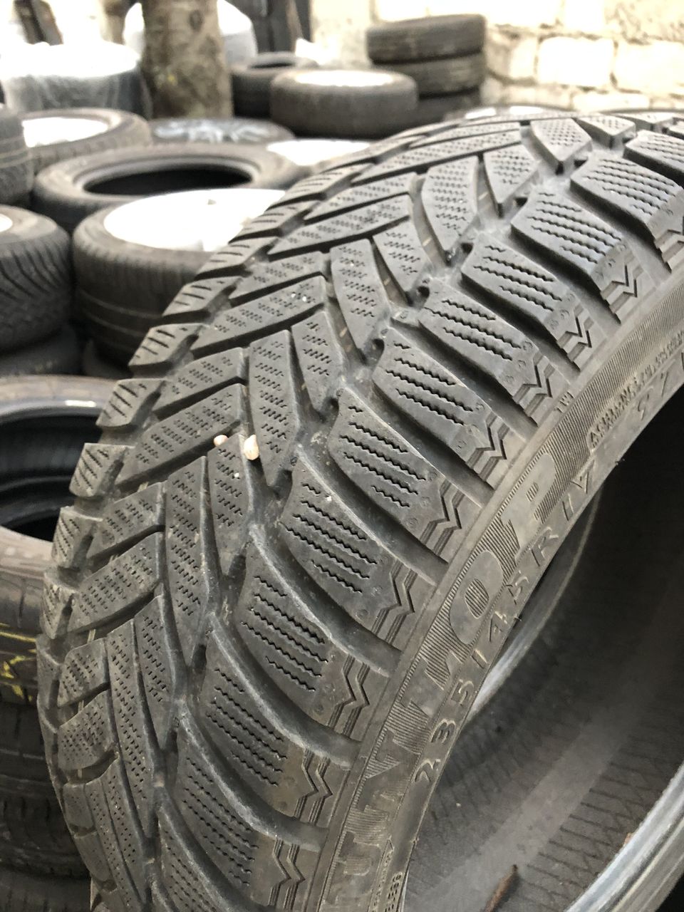 Dunlop 235/45R17 зима